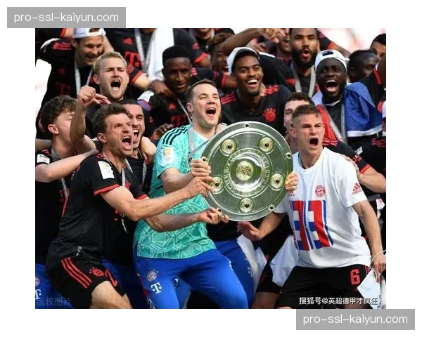 诺伊尔达成德甲500场里程碑，赛前获颁纪念奖盘